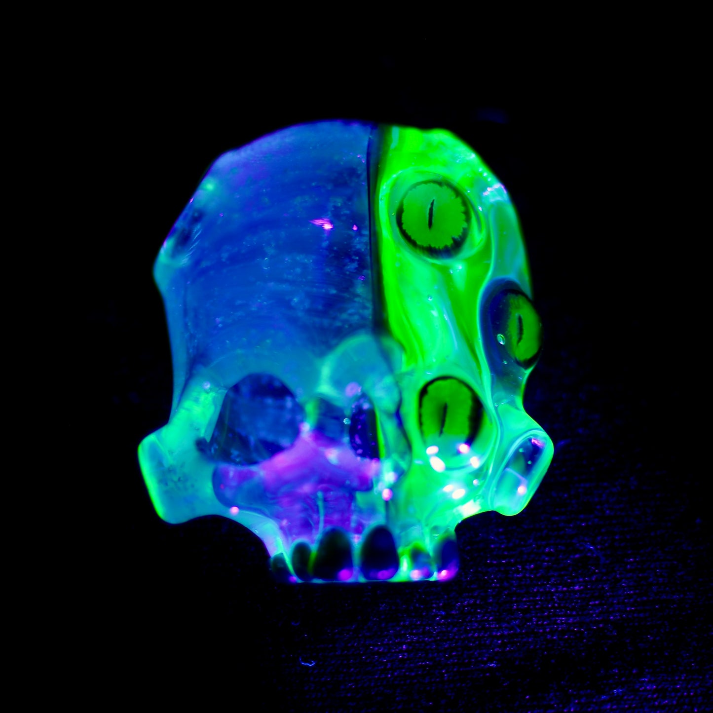 Two Faced Skulls by Warwick Glass - Ion Snake Eyes Pendant UV Reactive