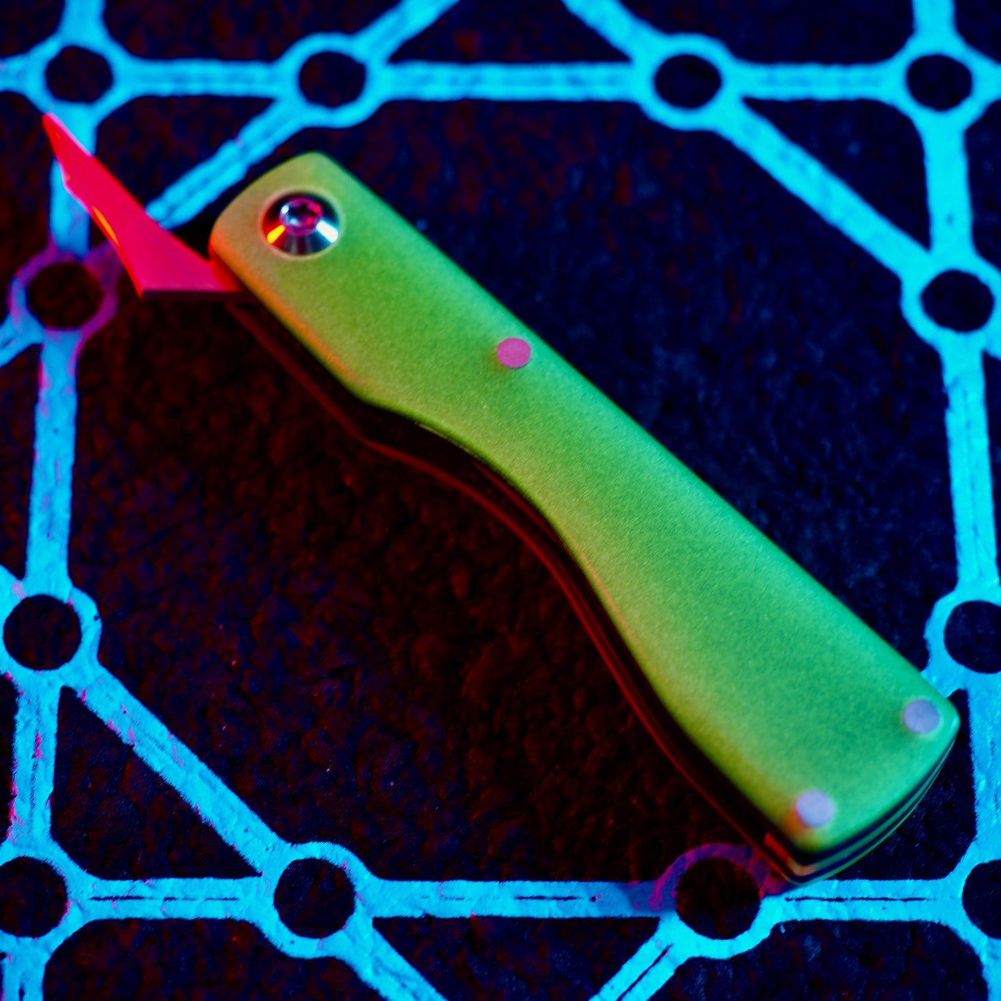 Kal Hooto Creations - Standard Folds Dab Tool (UV Reactive & Glow in the Dark)