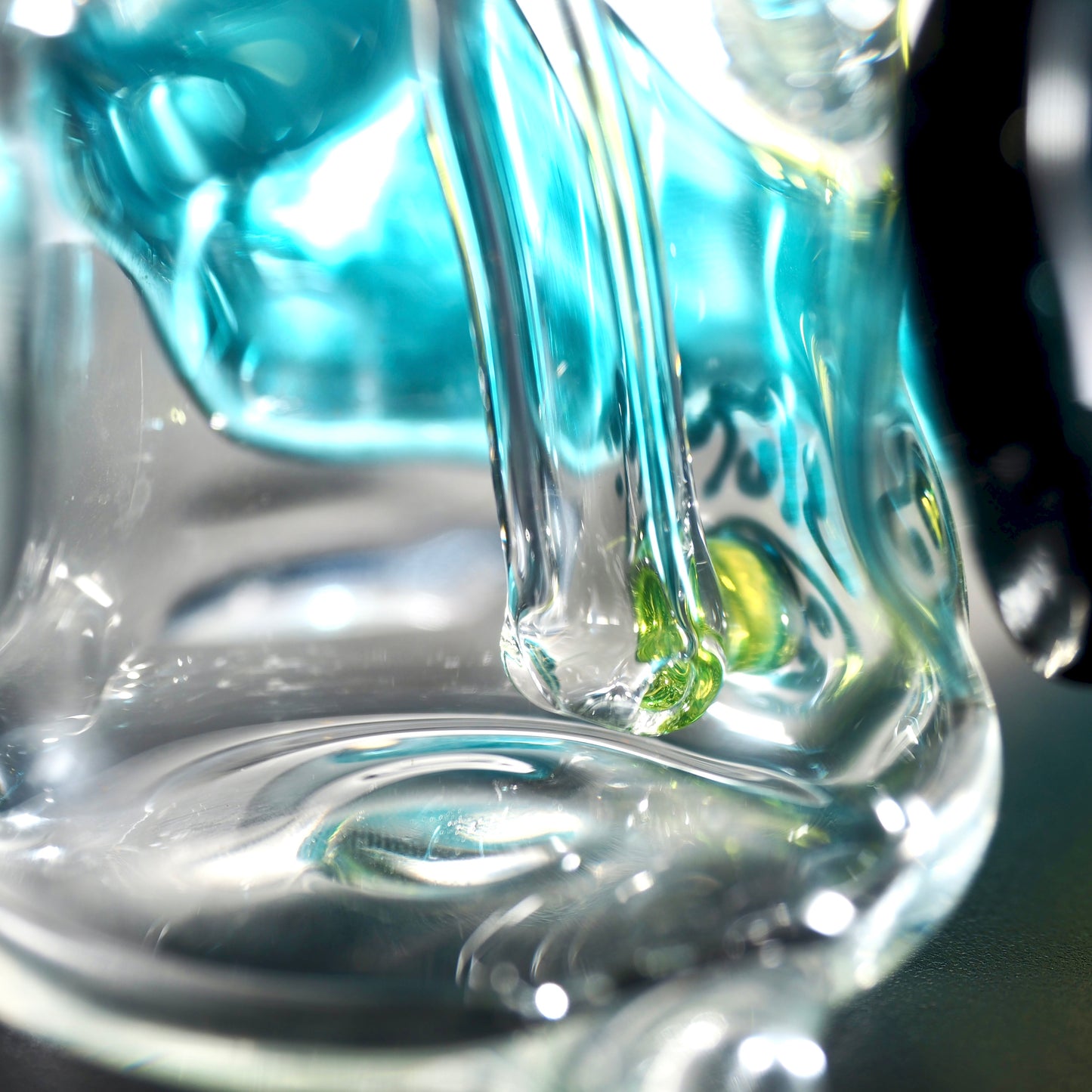 Slurm Snob Glass - Dino Rig Blue with Yellow CFL Teeth