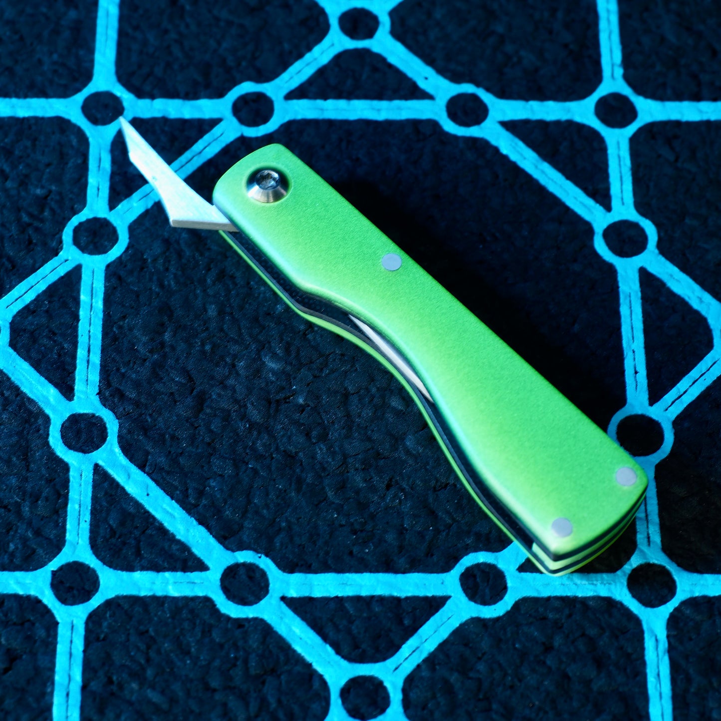 Kal Hooto Creations - Standard Folds Dab Tool (UV Reactive & Glow in the Dark)
